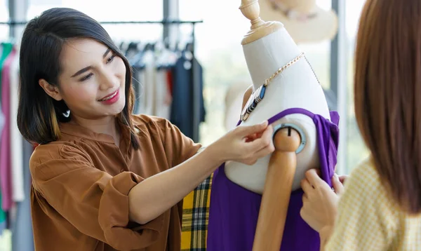 Ázsiai Női Mosolygós Ellenőrző Stílusos Ruha Dummy Vásárlás Közben Barátjával — Stock Fotó
