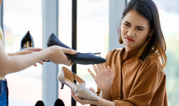 Mulher Colheita Roupas Casuais Demonstrando Sapato Elegante Para Fechar Namorada — Fotografia de Stock