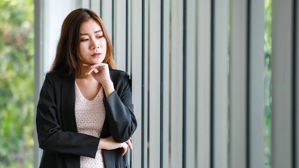 Retrato Mulher Negócios Muito Jovem Terno Preto Casual Escritório Com — Fotografia de Stock