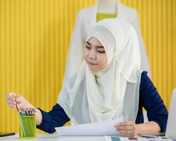 Mutlu Müslüman Kadın Tasarımcı Atölyede Masa Başında Çalışırken Işine Konsantre — Stok fotoğraf