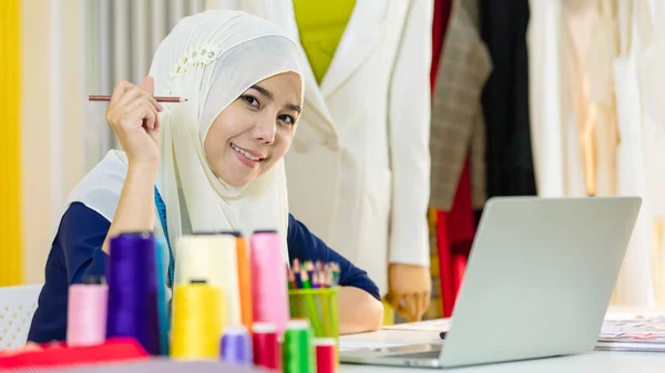 Glückliche Islamische Frau Lächelt Und Blickt Die Kamera Während Sie — Stockfoto