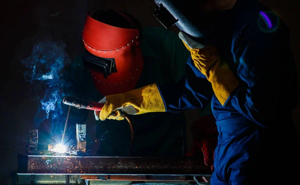 Dělník Továrně Zelené Mechanické Kombinéze Bezpečnostní Přilbě Svařování Kovů Noci — Stock fotografie