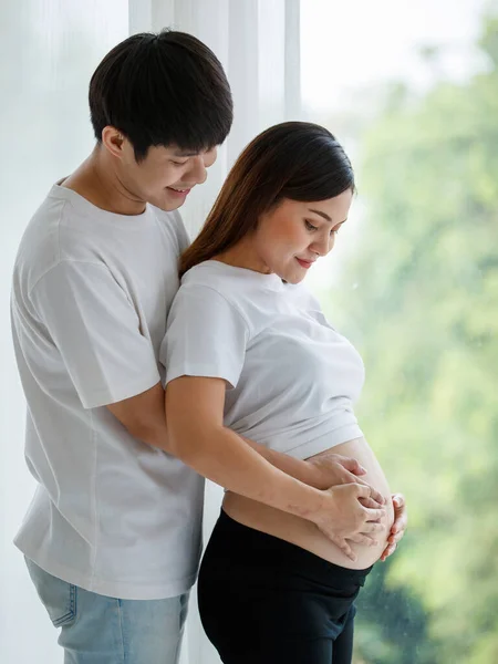 Retrato Una Joven Pareja Asiática Hombre Mujer Embarazada Vestidos Casualmente — Foto de Stock