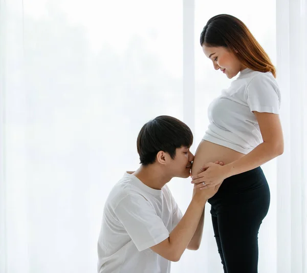 Retrato Una Adorable Pareja Asiática Marido Sentado Besando Vientre Una — Foto de Stock