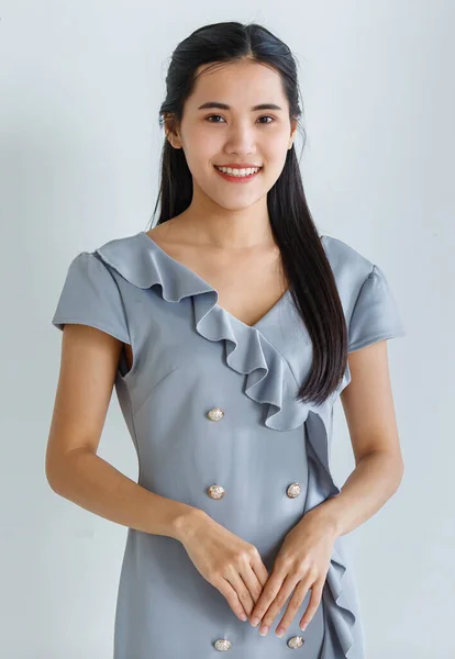 Jovem Mulher Asiática Feliz Com Cabelos Longos Sorrindo Olhando Para — Fotografia de Stock