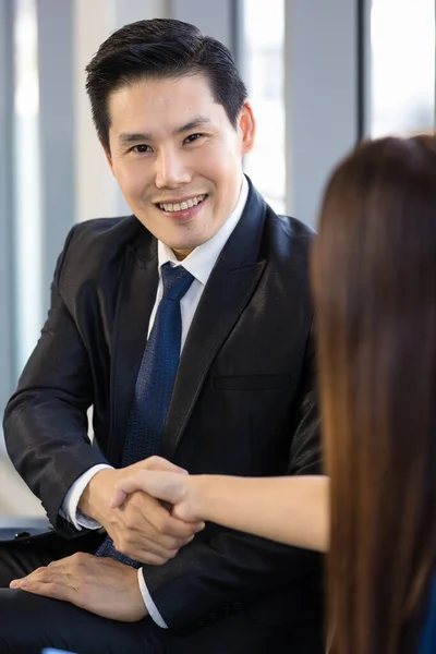 Positivo Joven Asiático Gerente Masculino Ropa Formal Sonriendo Estrechando Mano — Foto de Stock
