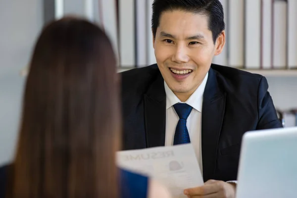 Amistoso Joven Asiático Gerente Ejecutivo Traje Formal Sonriendo Mientras Lee — Foto de Stock