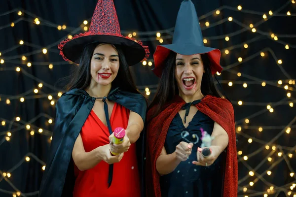 Encantadas Amigas Jóvenes Con Elegantes Trajes Brujas Sombreros Que Divierten — Foto de Stock