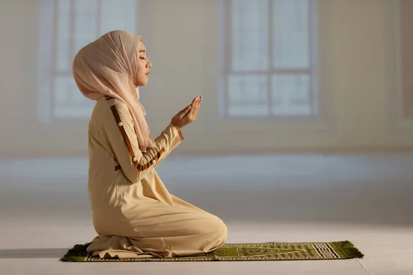 Krásná Muslimka Hidžábu Šaty Sedí Mešitě Modlí — Stock fotografie