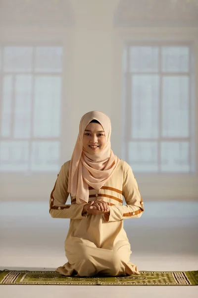 Porträt Einer Jungen Und Schönen Muslimin Hijab Kleid Die Der — Stockfoto