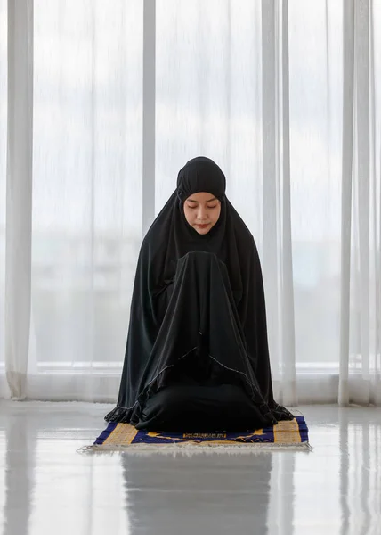 Asijská Muslimka Nosí Černý Hidžáb Ukázat Pokoru Bohu Víře Alláha — Stock fotografie