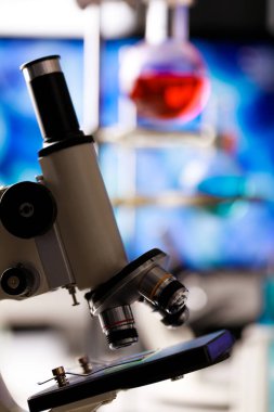 Mikro biyoloji laboratuvarında fiziksel madde araştırmaları ve hücre araştırmaları için araç olarak kullanılan çeşitli büyütme veya gözlem ölçekleri için seçici mercek hedeflerine sahip işlenmemiş bilimsel mikroskop