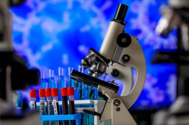 Biyoloji veya kimya laboratuvarında mikroorganizmaları veya patojenik bakterileri gözlemlemek veya teşhis etmek için üç seçici mercek hedefine sahip yüksek teknoloji bilimsel mikroskobu