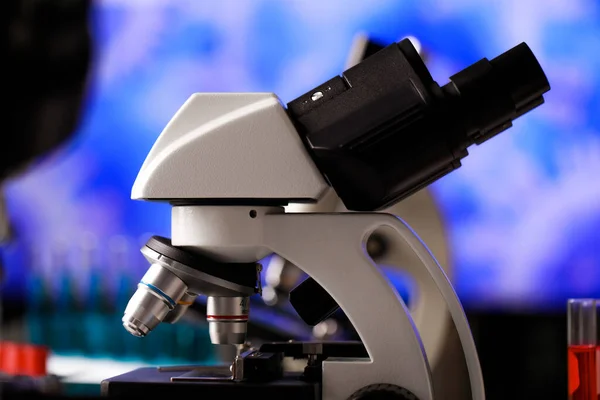 物理物質研究 細胞研究のための微生物学研究室の装置として使用される様々な倍率や観察スケールのための選択的なレンズ目的を持つ顕微鏡の閉鎖ショット — ストック写真