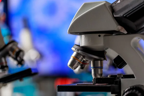 生物学研究室や化学研究室で微生物や病原菌を効率的に顕微鏡で観察 診断することを目的とした高技術科学顕微鏡 — ストック写真