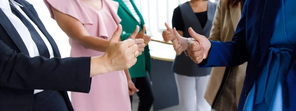 수없는 직원들은 엄지손가락을 치켜들고 배경에서 환영의 박수를 보내며 사람들도 — 스톡 사진