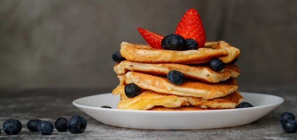 Stapel Von Pfannkuchen Weißer Keramikteller Mit Belag Blaubeere Und Erdbeere — Stockfoto