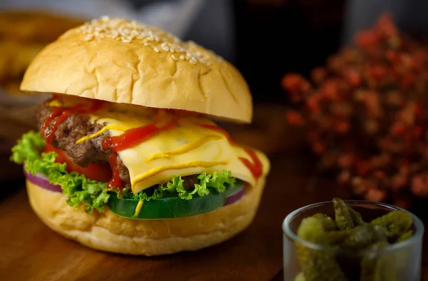 Pronto Para Comer Hambúrguer Carne Caseiro Com Copo Borrão Bebida — Fotografia de Stock