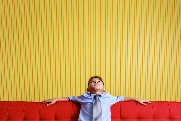 Jeune Garçon Asiatique Sur Chemise Bleue Avec Cravate Reposer Détendre — Photo
