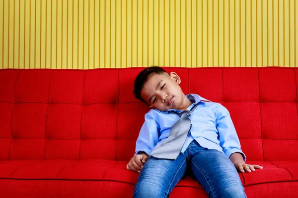 Synd Ung Asiatisk Pojke Blå Skjorta Med Slips Och Jeans — Stockfoto