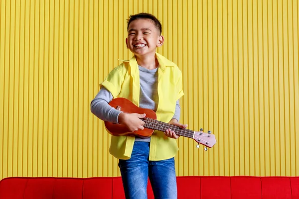 Piękny Portret Wycinanka Młodego Azjatyckiego Chłopca Szarym Swetrze Żółtej Koszuli — Zdjęcie stockowe