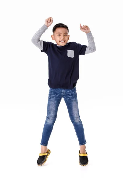 グレーのセーターとデニムブルーのシャツの上に若い健康なアジアの少年の面白いカットアウトの肖像は喜んで手を上げるとジャンプして遊ぶと興奮したゲーム 陽気な運動 または冗談ダンスを勝つ — ストック写真