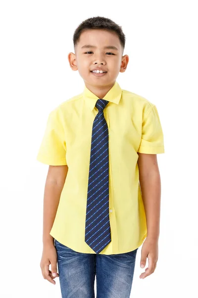 黄色のシャツの上にスマート小さなアジアの少年のカットアウト肖像画 青ジーンズと笑顔で立って長いネクタイ幸せ若いセールスマンやビジネスの子供は満足を提供するために顧客を歓迎して喜んで見える — ストック写真