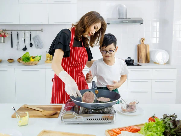 Carino Brenette Asiatica Madre Figlio Frittura Polpette Sulla Padella Calda — Foto Stock