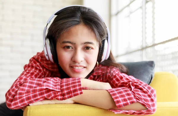 Mulher Asiática Despreocupada Ouvindo Música Fones Ouvido Desfrutando Músicas Com — Fotografia de Stock