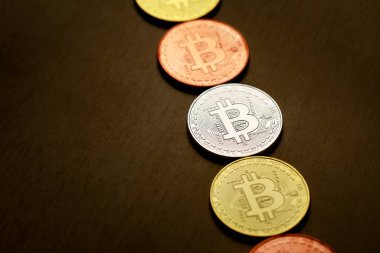 Ahşap arka planda farklı kripto para grupları. İş dünyasının ekonomisinde yeni para tipi fikri.