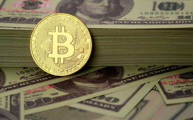 Şifreli para, bir yığın banknotun üzerinde sembolik para taşır. Engelleme zinciri için fikir, iş dünyasının ekonomisinde yeni tip para.