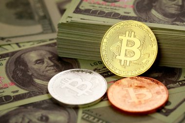 Bir yığın banknotun üzerine farklı renkte şifreli paralar. Engelleme zinciri için fikir, iş dünyasının ekonomisinde yeni tip para.