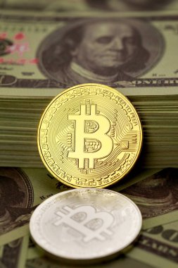 Bir yığın banknotun üzerine farklı renkte şifreli paralar. Engelleme zinciri için fikir, iş dünyasının ekonomisinde yeni tip para.