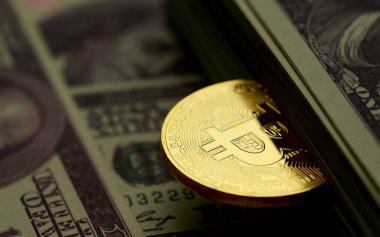 Altın renkli şifreli paralar bir yığın dolar banknotuyla çevrili. Engelleme zinciri için fikir, iş dünyasının ekonomisinde yeni tip para.