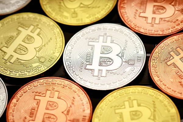 Bilgisayar klavyesinde farklı kripto para grupları. İş dünyasının ekonomisinde yeni para tipi fikri.