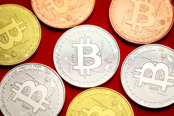 Ahşap arka planda farklı kripto para grupları. İş dünyasının ekonomisinde yeni para tipi fikri.