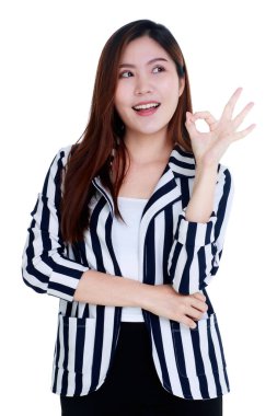 Siyah ve beyaz takım elbiseli çekici genç iş kadınının güzel kesitli portresi. El hareketi yapıyor. Mutlu bir şekilde ifade ediyor.