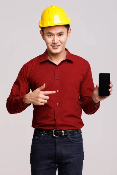 Inhoud Aziatische Mannelijke Aannemer Hardhat Wijzen Naar Mobiele Telefoon Met — Stockfoto