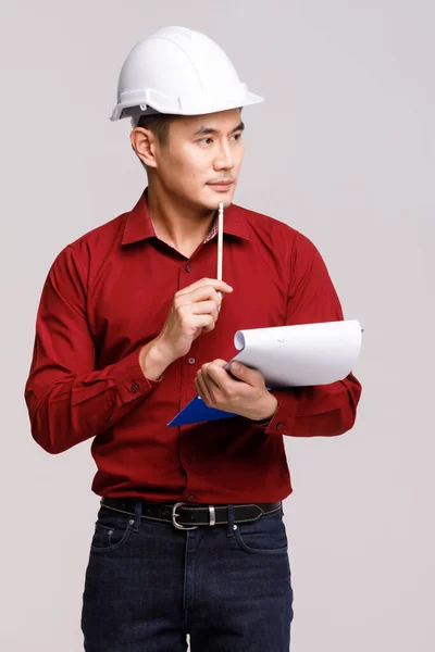 Concentrato Asiatico Maschio Appaltatore Hardhat Piedi Con Carta Piano Matita — Foto Stock