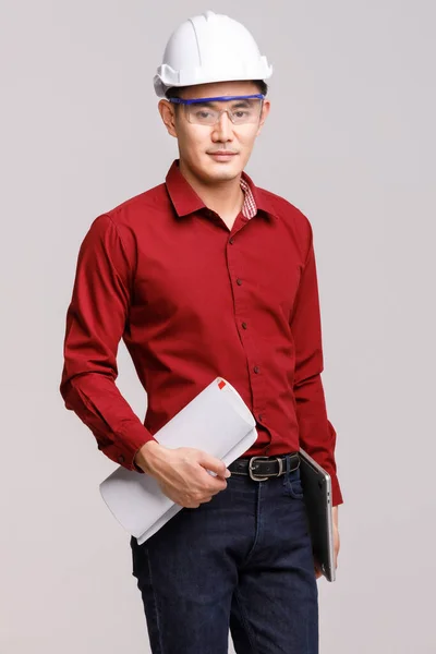 Odhodlaný Asijský Muž Inženýr Ochranné Přilbě Stojící Papírovými Tahy Notebookem — Stock fotografie