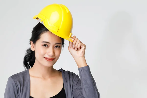 Happy Aziatische Vrouwelijke Aannemer Met Gele Beschermende Hardhoed Staan Grijze — Stockfoto