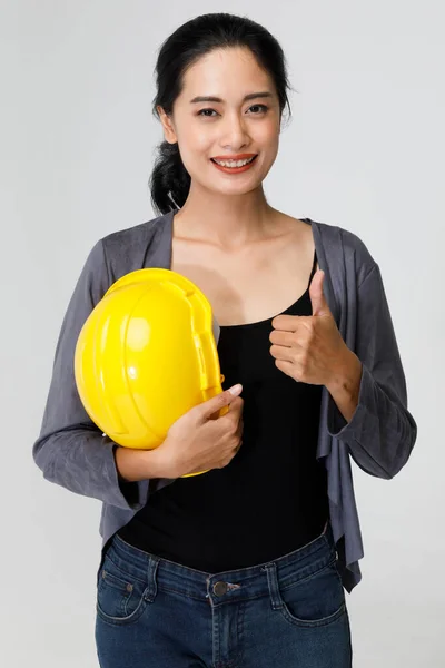 Glad Asiatisk Kvinnlig Entreprenör Med Gul Skyddshatt Stående Grå Bakgrund — Stockfoto