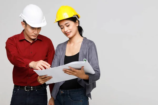 Positieve Aziatische Coworking Builders Hardhoeden Onderzoeken Ontwerp Van Nieuw Project — Stockfoto