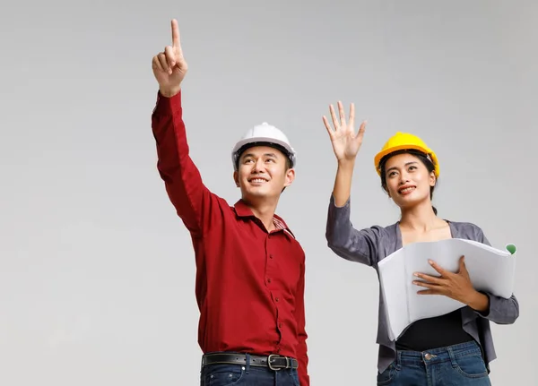 Lage Hoek Van Aziatische Mannelijke Vrouwelijke Contractanten Met Blauwdruk Staan — Stockfoto