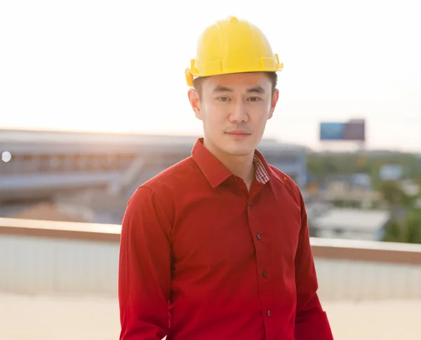 Hombre Asiático Con Camisa Roja Sombrero Amarillo Mirando Cámara Mientras — Foto de Stock