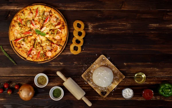 Banner Van Dienblad Van Zelfgemaakte Zeevruchten Pizza Met Tomaten Gebakken — Stockfoto