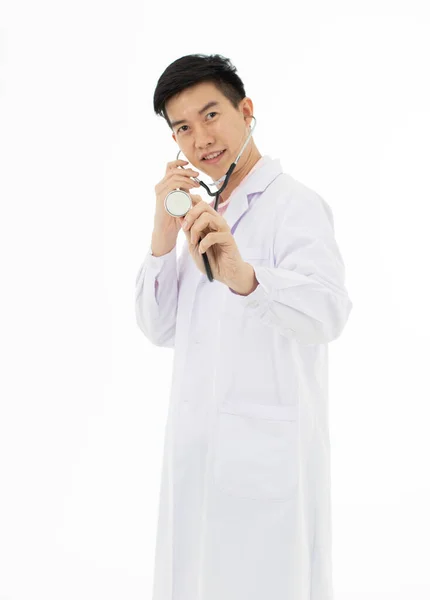 Portrét Asijského Mužského Lékaře Bílém Plášti Drží Stetoskop Ruce Póza — Stock fotografie