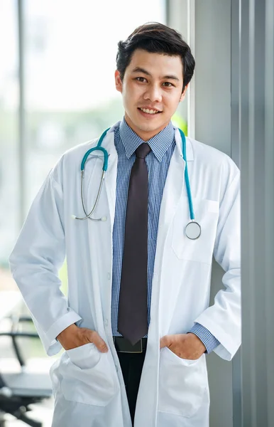 Alegre Joven Lindo Médico Asiático Uniforme Con Estetoscopio Pie Con — Foto de Stock