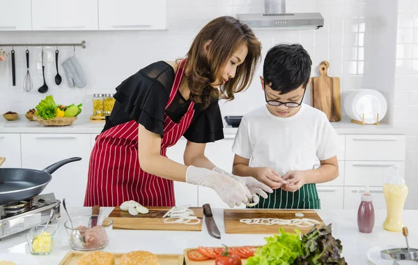 Mulher Asiática Menino Cortando Cebola Fresca Enquanto Prepara Almoço Cozinha — Fotografia de Stock