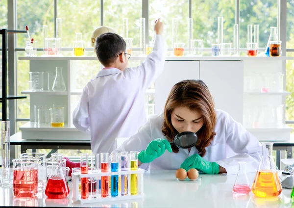 Geconcentreerde Aziatische Studenten Die Experimenteren Met Kleurrijke Vloeistoffen Tijdens Wetenschappelijk — Stockfoto